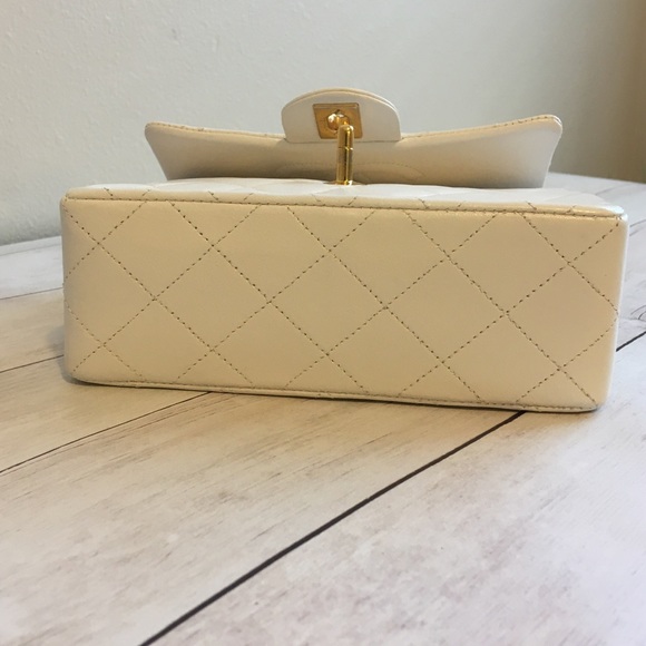 S O L D to a beautiful lady 🤩 Chanel White Mini - Picture 7 of 15